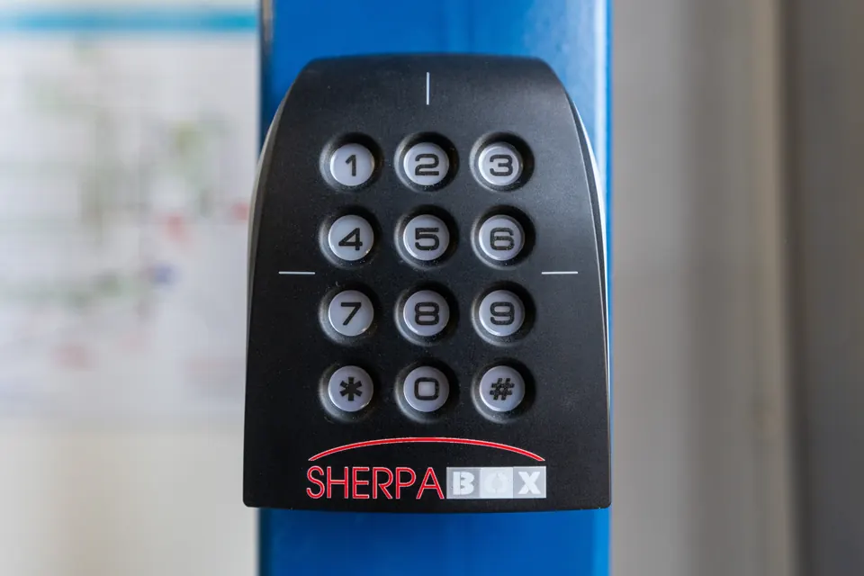 Clavier à code à l'entrée du centre Sherpabox