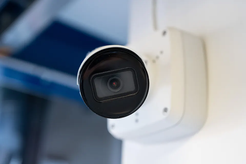 Caméra de vidéosurveillance dans un couloir du centre