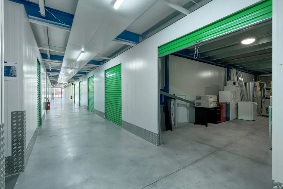 Grand box ouvert, vide, avec sa porte relevée