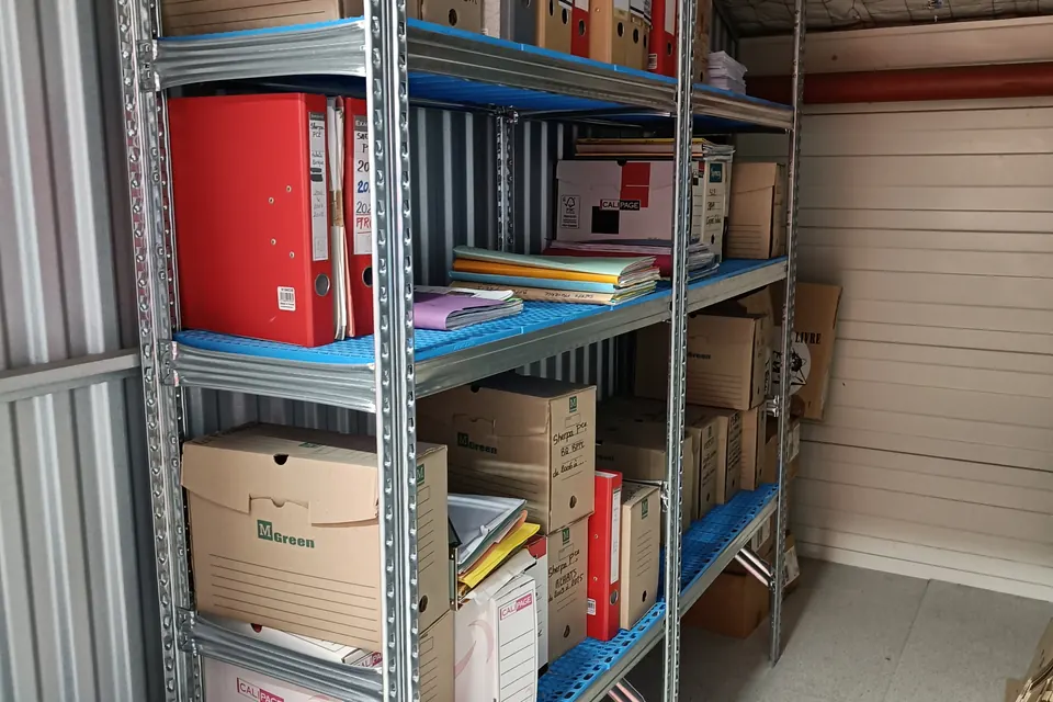 Rayonnages d'archives dans un box
