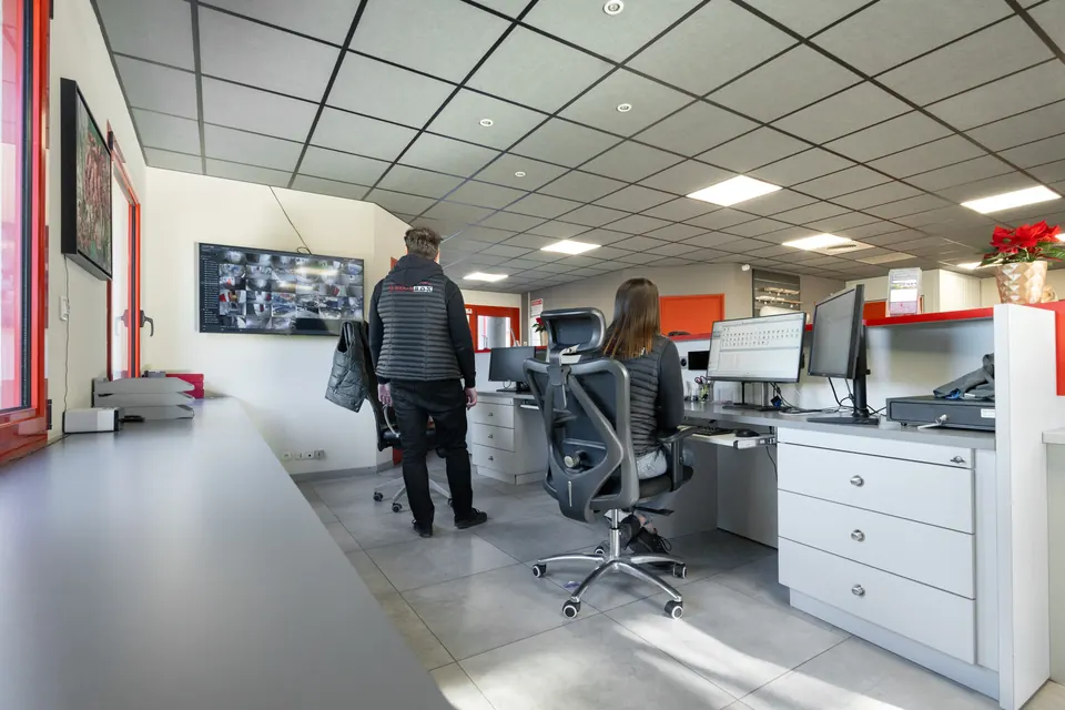 Deux personnes au travail dans l'open space des bureaux