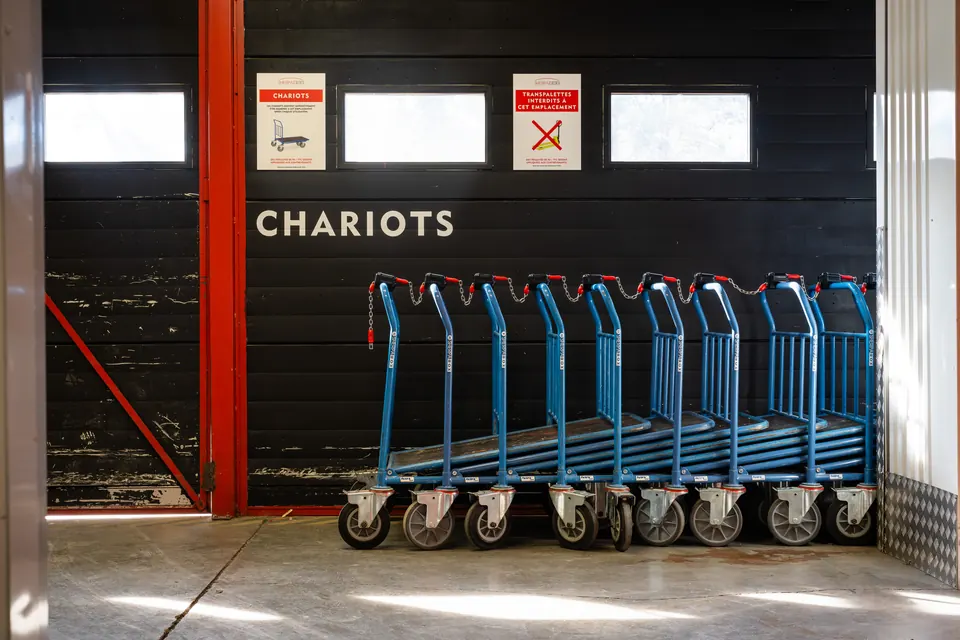 Chariots alignés contre le mur des chariots
