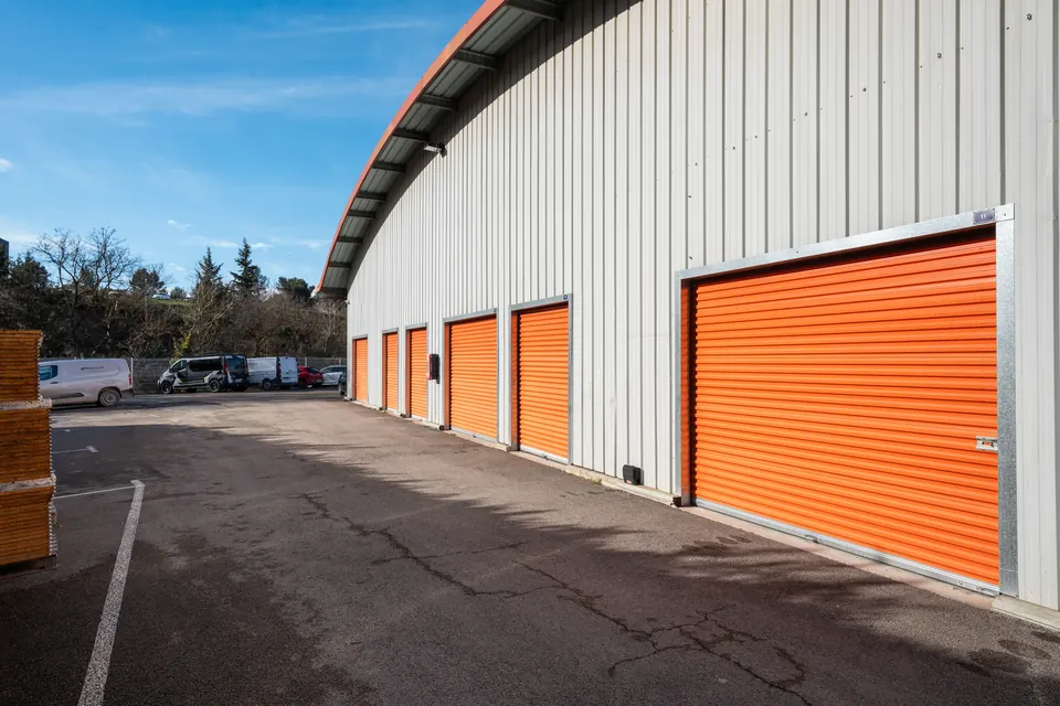 Box extérieurs et parking du centre