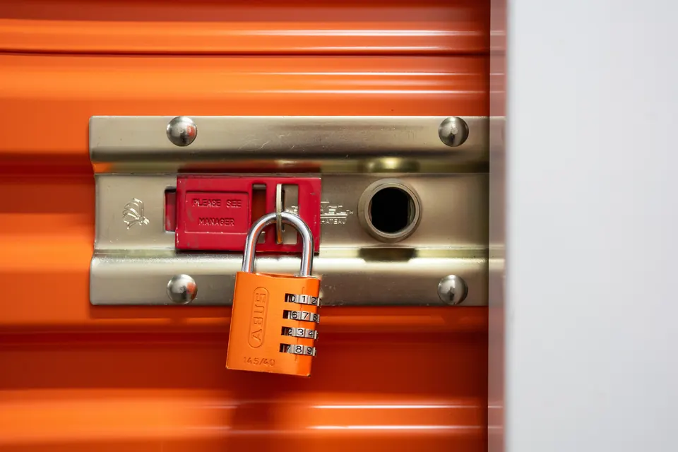 Porte de box fermée par un cadenas