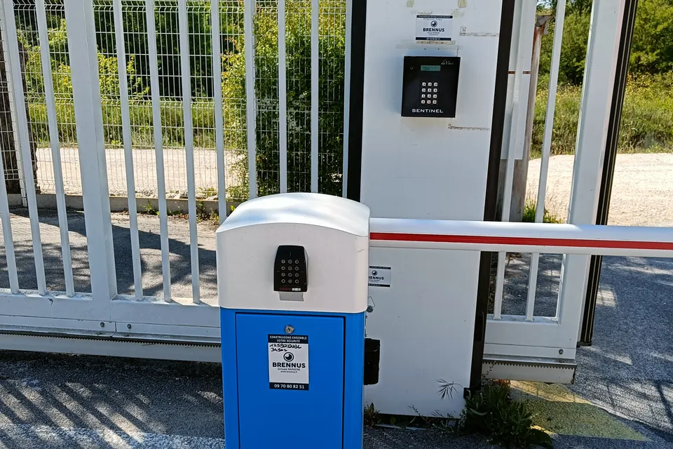 Portail d'entrée du parking