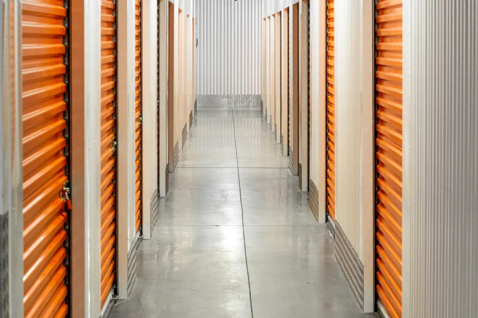 Couloir du rez-de-chaussée bordé de box