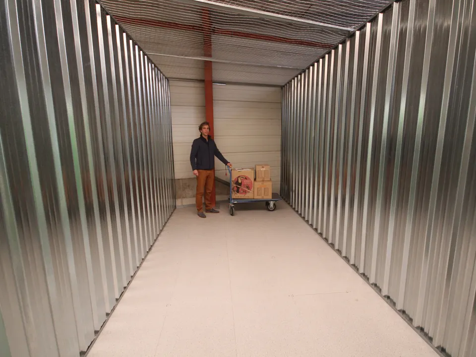Box de 14,5 m² avec une personne au fond