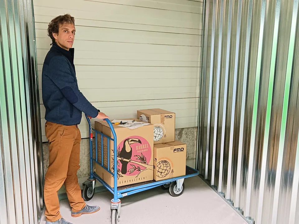 Box de 6 m² avec une personne et un chariot