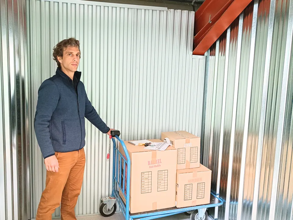 Box de 4,5 m² avec une personne et un chariot