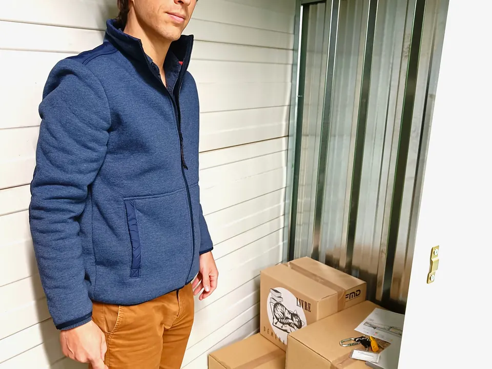 Petit box de 1,5 m² avec une personne et des cartons