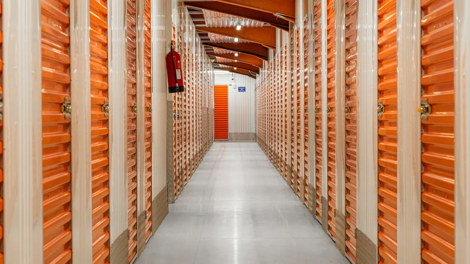 Couloir de box aux portes orange