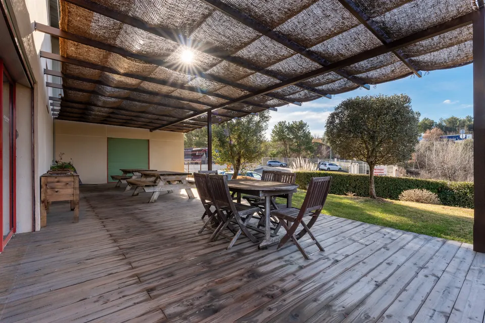 Terrasse extérieure devant les bureaux