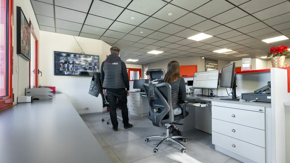 Deux personnes au travail dans l'open space des bureaux