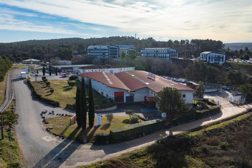 Vue aérienne du bâtiment qui abrite les bureaux