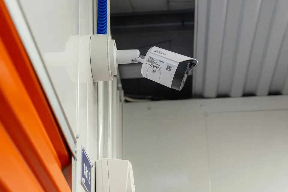 Caméra de surveillance fixée au plafond d'un couloir