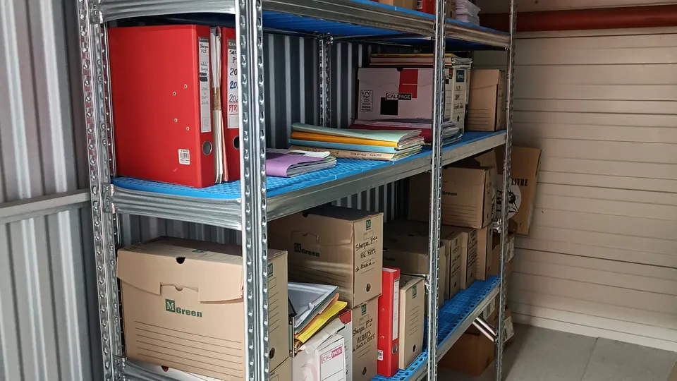 Rayonnages d'archives rangés dans un box