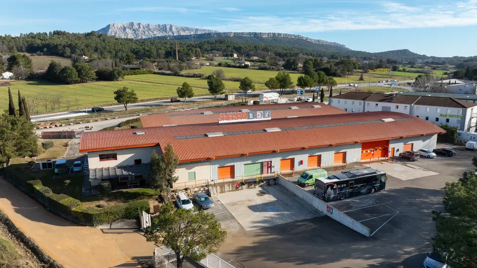 Vue aérienne du centre Sherpabox avec la montagne Sainte-Victoire au fond