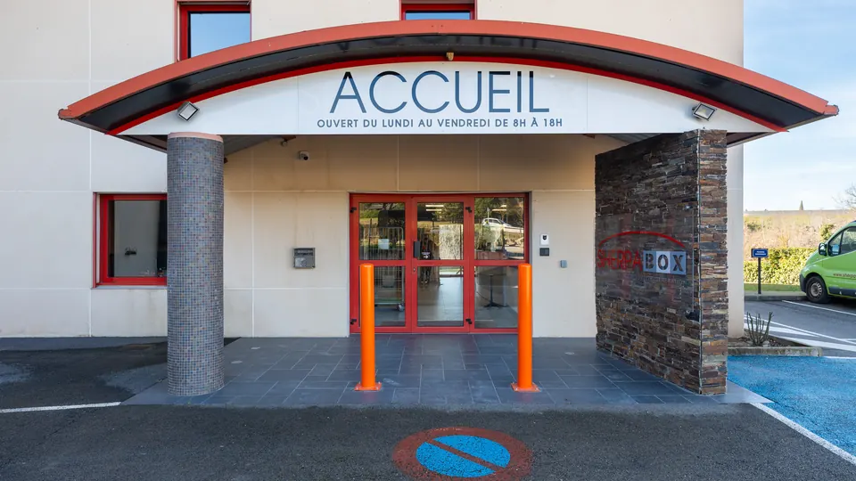 Entrée du centre avec l'enseigne Accueil